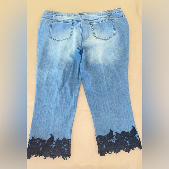 Kate & Mallory Stretch 5-Pocket Crochet Trimmed Cropped Jeans Plus Size 22W - Picture 7 of 9
